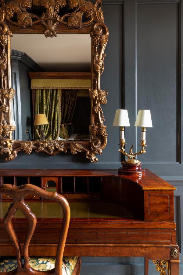 Batty Langley'S Hotell London Eksteriør bilde A pair of 19th-century French bronze candelabra