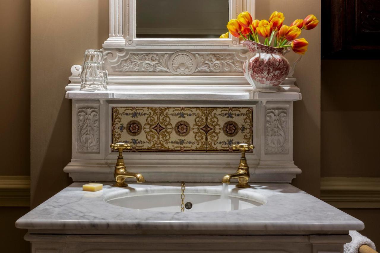 Batty Langley'S Hotell London Eksteriør bilde A marble sink