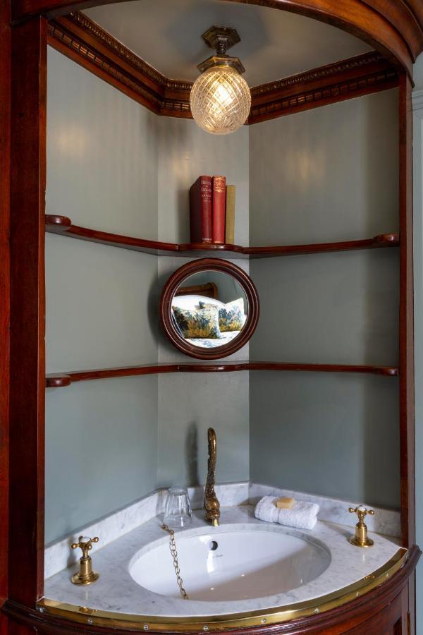 Batty Langley'S Hotell London Eksteriør bilde A convex mirror
