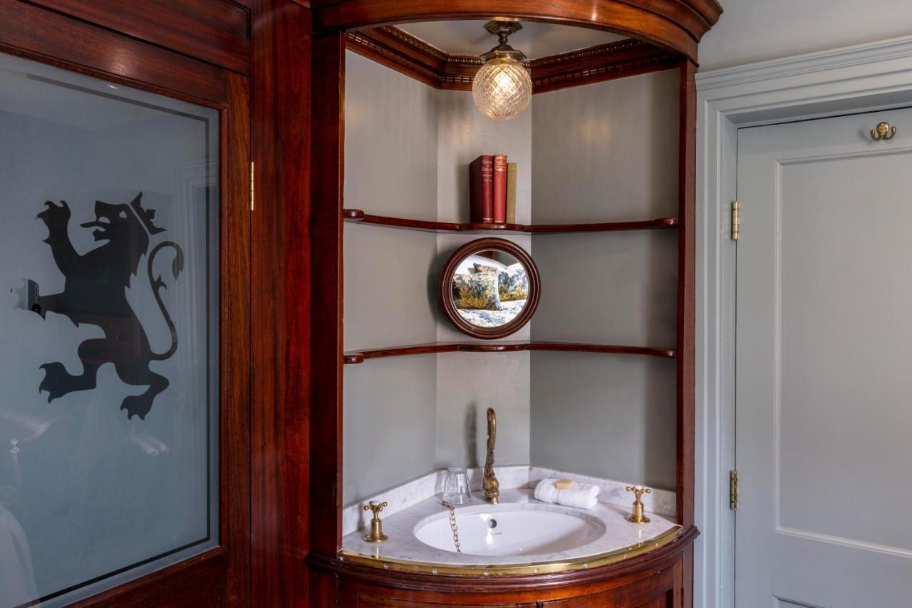 Batty Langley'S Hotell London Eksteriør bilde A wash basin in a hotel room