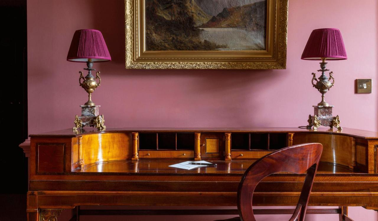 Batty Langley'S Hotell London Eksteriør bilde A desk in the study
