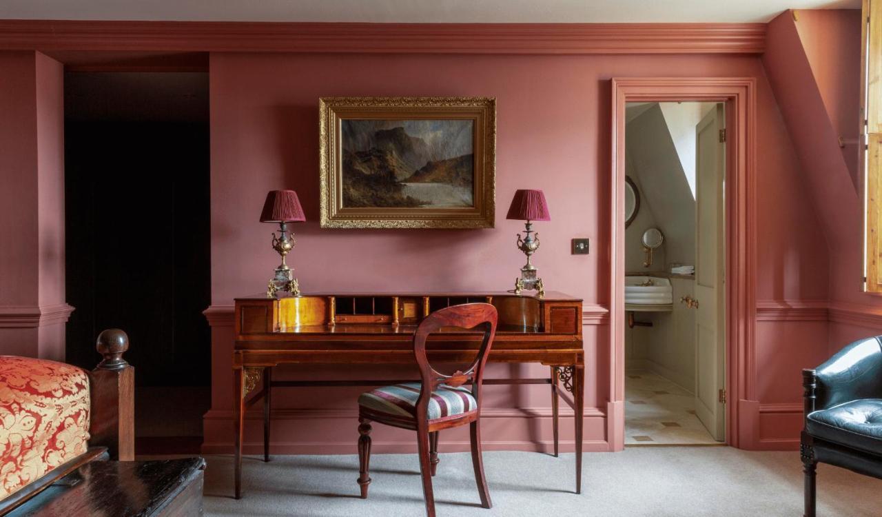 Batty Langley'S Hotell London Eksteriør bilde A room painted in Farrow & Ball's Red Carmine