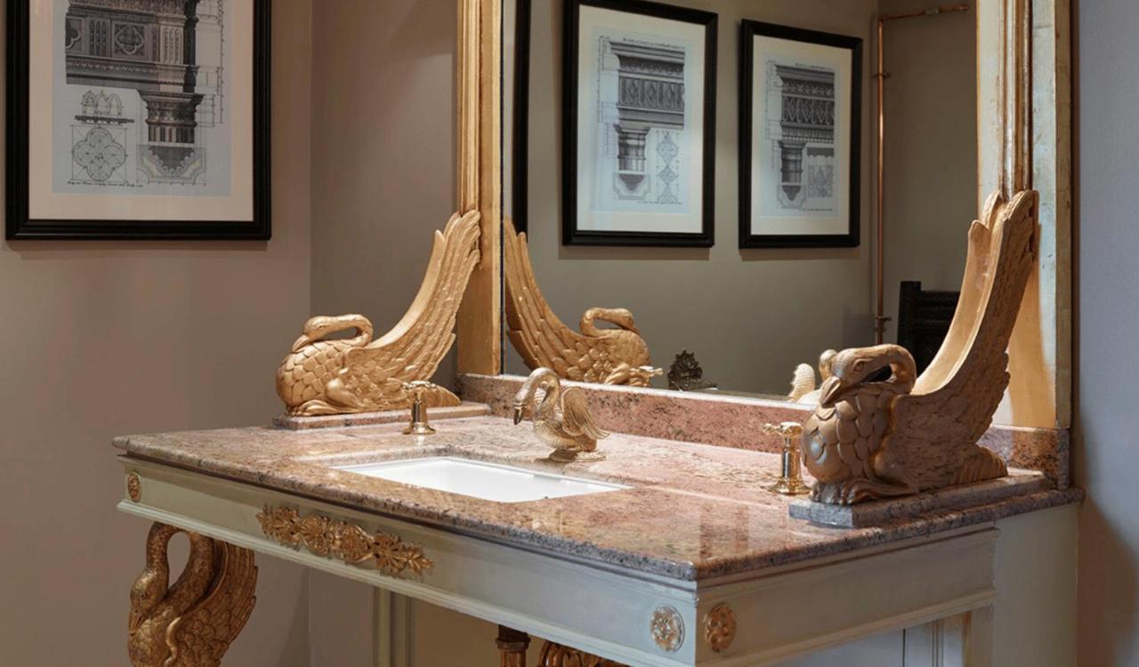 Batty Langley'S Hotell London Eksteriør bilde A gold leafed mirror
