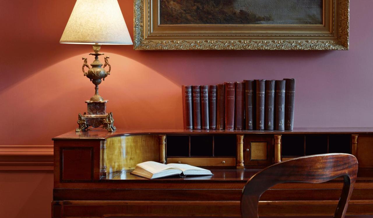 Batty Langley'S Hotell London Eksteriør bilde A desk with a lamp