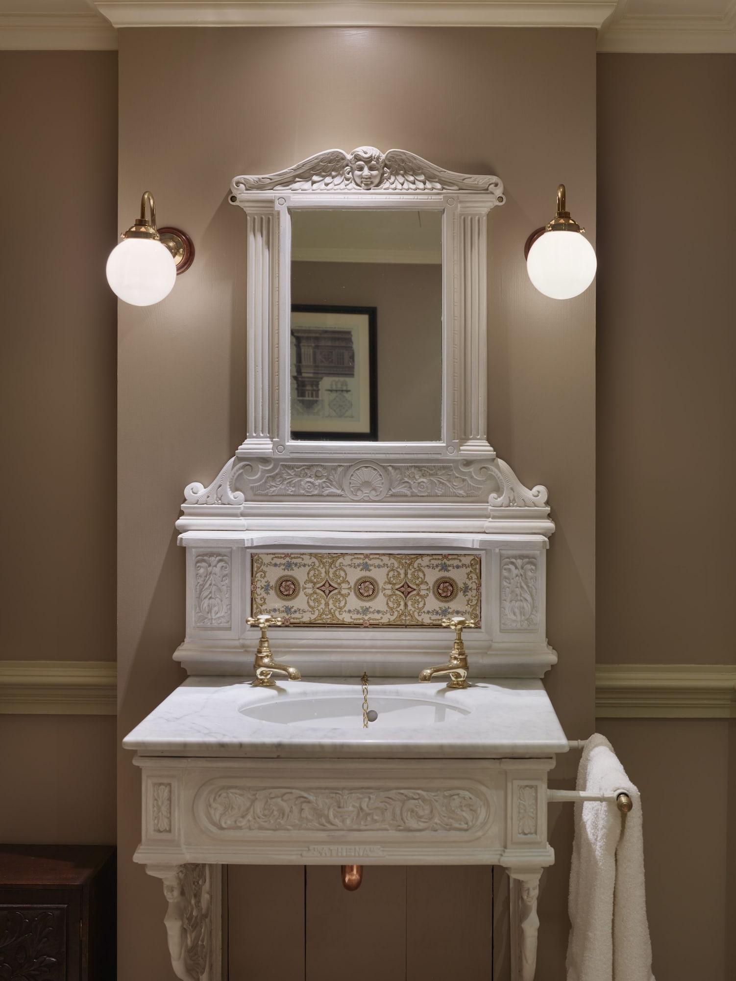 Batty Langley'S Hotell London Eksteriør bilde A marble ablution fountain in a mosque