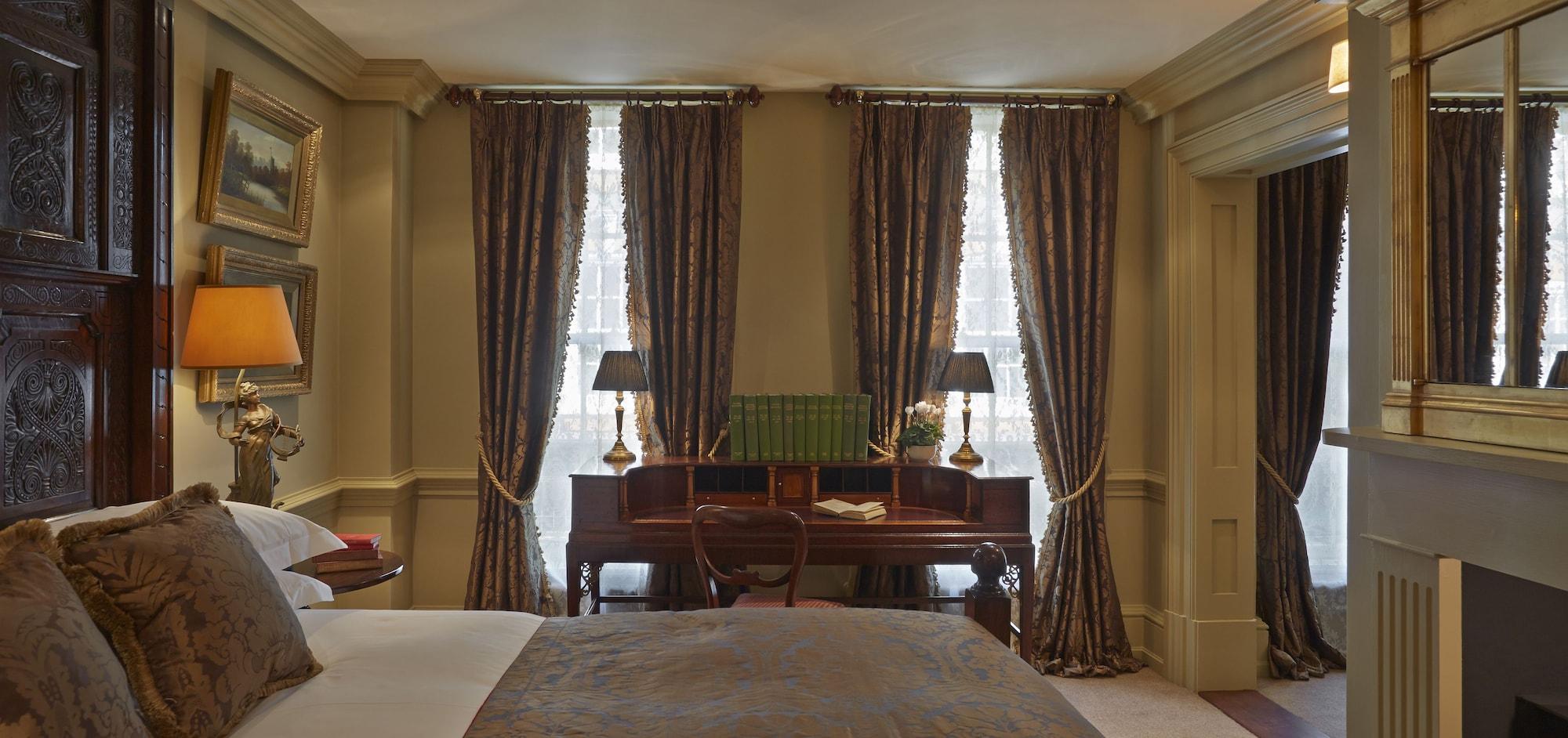 Batty Langley'S Hotell London Eksteriør bilde Curtains in a bedroom
